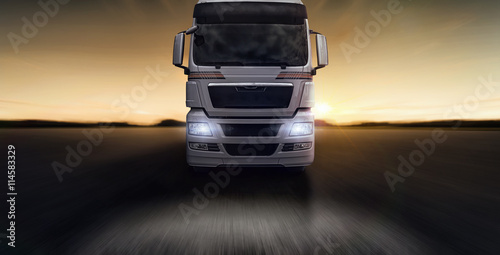 Εκτύπωση καμβά Lastkraftwagen frontal im Sonnenuntergang