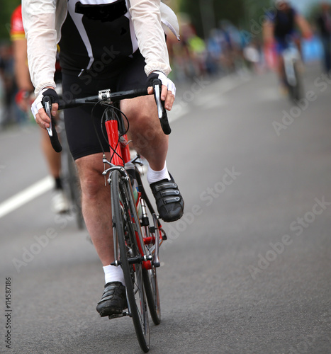 Fototapeta Naklejka Na Ścianę i Meble -  biker with windproof jacket during the cycling race in the city