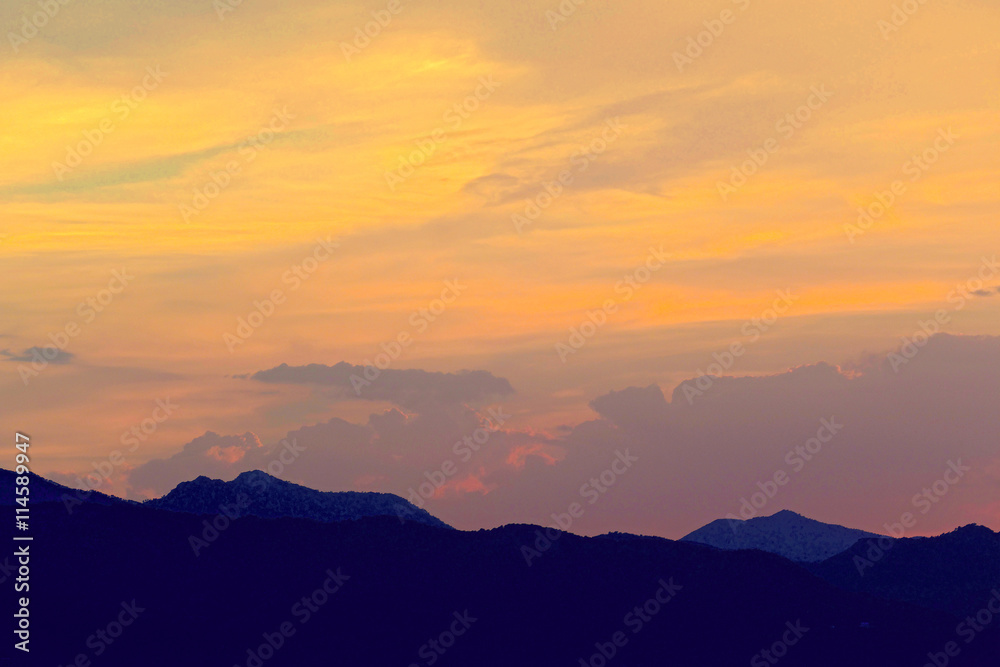 puesta de sol con montañas y nubes rogizas en castellon valencia