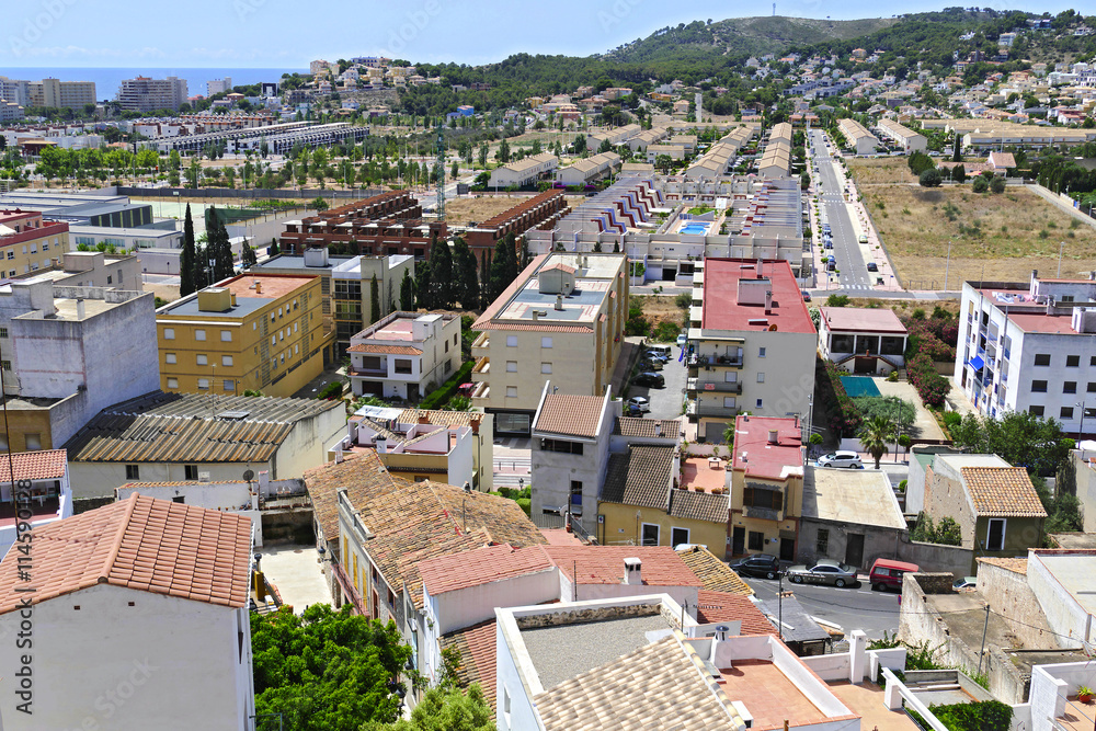 vistas parciales de edificios en un pueblo turistico en oropesa castellon valencia vistas parciales de edificios en un pueblo turistico en oropesa castellon valencia