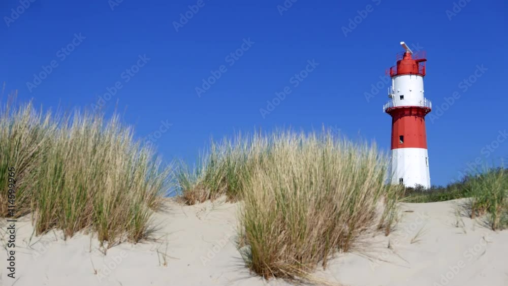 Rot weisser Leuchtturm von  Borkum vor blauen Himmel