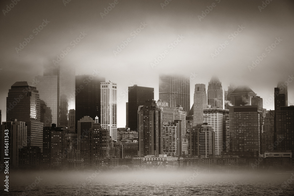 Fototapeta premium New York City downtown fog