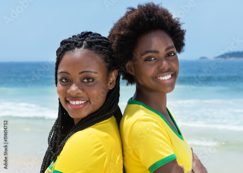 Zwei weibliche Fans aus Brasilien schauen zur Kamera