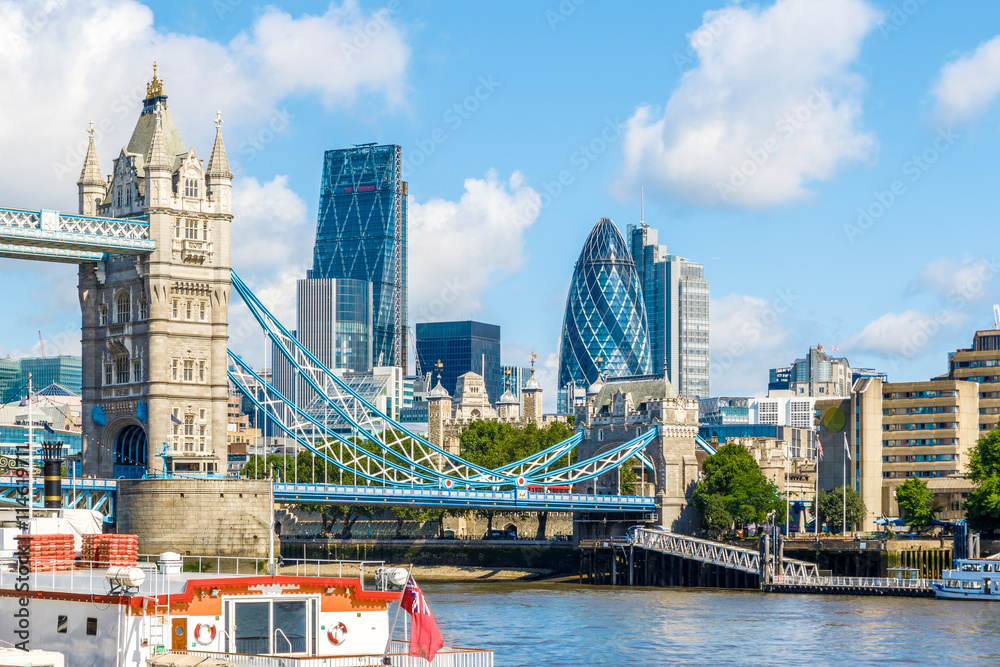 Fototapeta premium Słoneczny dzień przy Tower Bridge i finansowej dzielnicy Londynu
