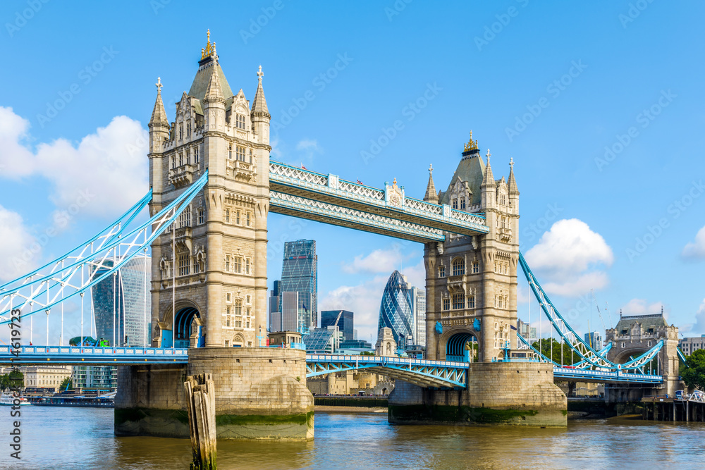 Naklejka premium Słoneczny dzień w Tower Bridge w Londynie, Wielka Brytania