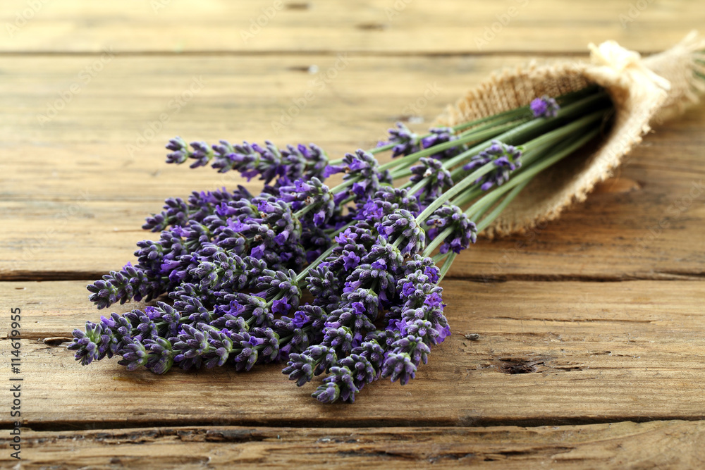 fiori di lavanda su sfondo di legno rustico fiori di lavanda su sfondo di legno rustico