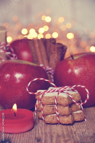 Grußkarte Weihnachten - Weihnachtsstimmung mit Keksen, Kerze und Äpfeln