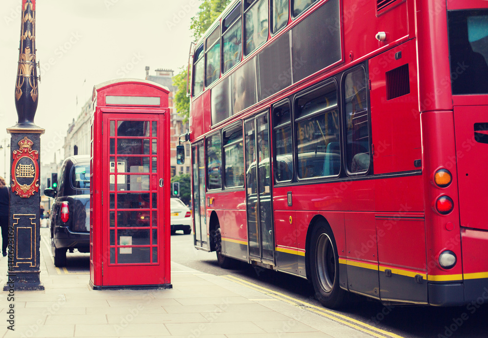 double decker bus and telephone booth in london - obrazy, fototapety, plakaty 