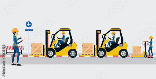 Employees are shipping warehouse By forklift And staffed check.
