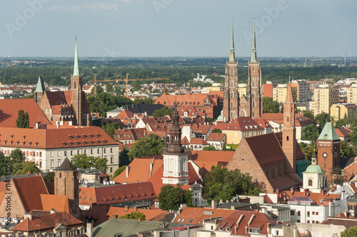 Panorama miejska z wieżami kościołów