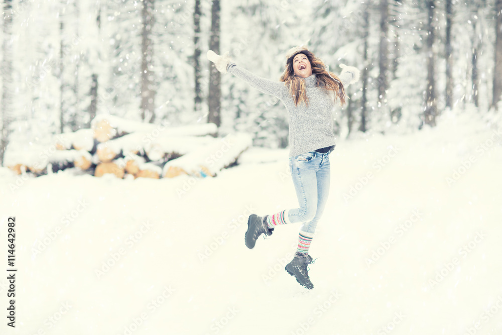 Frau freut sich über den Winter 