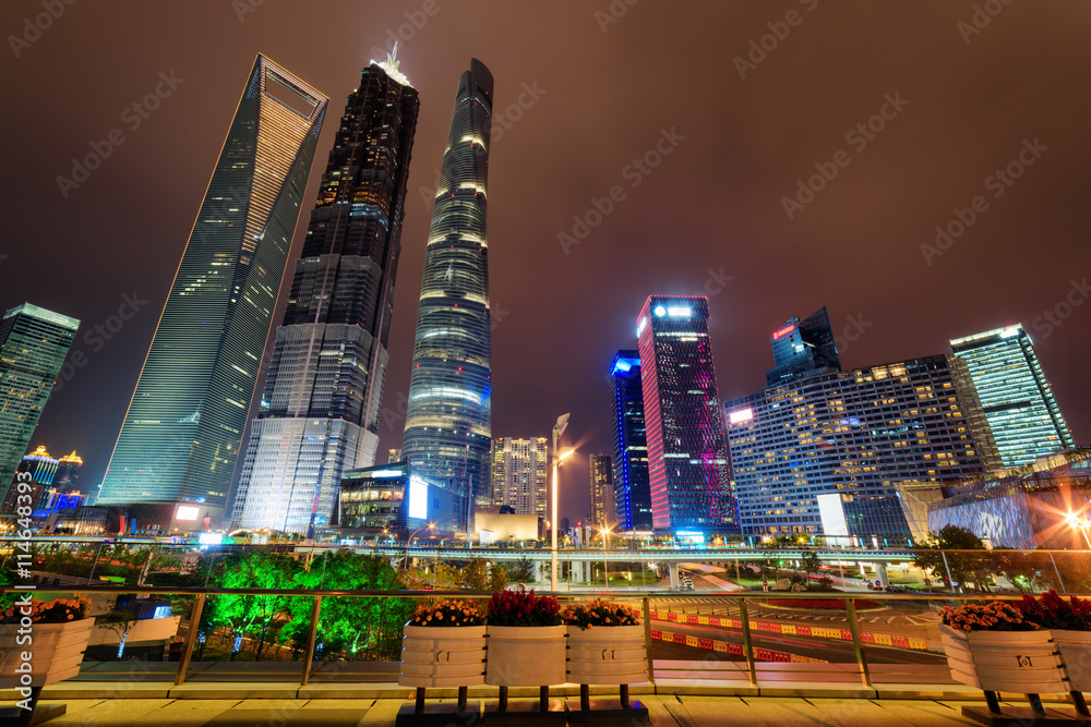 Naklejka premium Night view of famous skyscrapers and other modern buildings