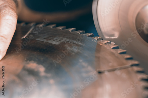 Konstfotografi Sharpening Circular Saw, worker sharpens a circular saw blade