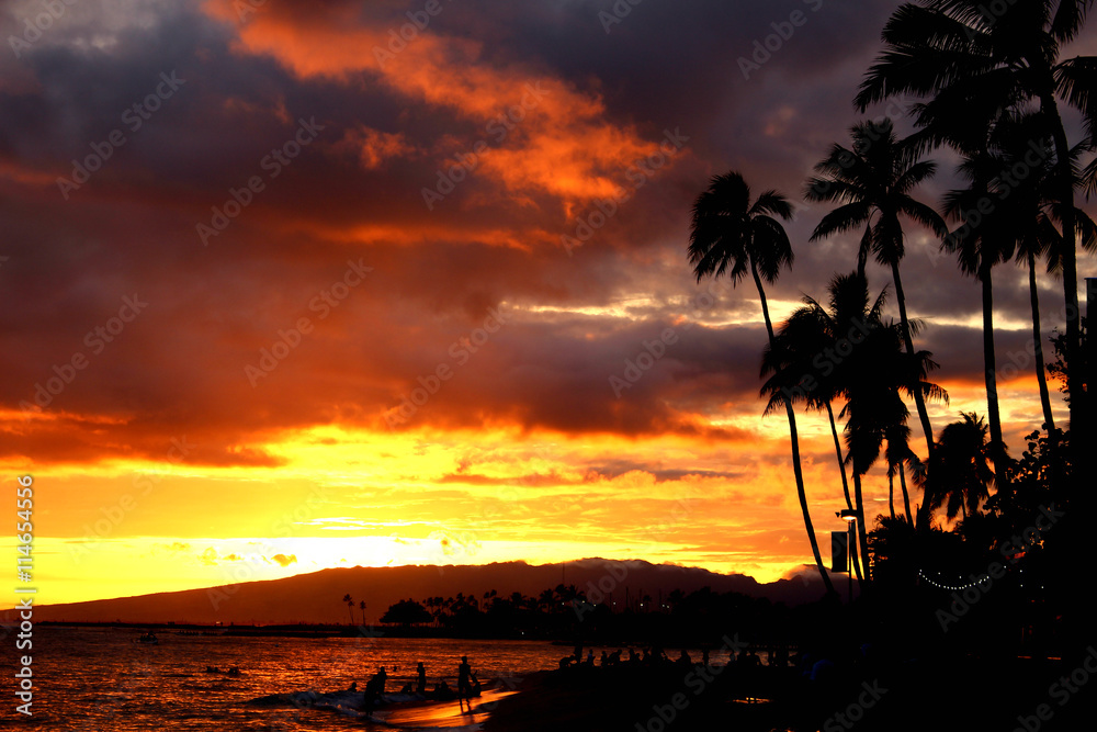 Waikiki beach sun set in Hawaii