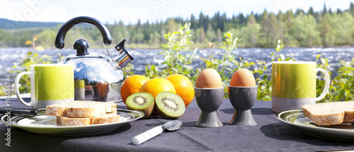 Frühstückstisch im Freien