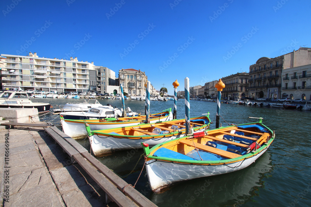 Sète (France) / Cadre royal - Barques colorées