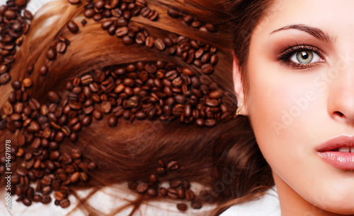 Fotografia woman's face with coffee  beans