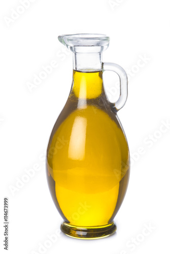 ceite de oliva virgen extra en botella de cristal aislado sobre un fondo blanco y decorado con hojas de olivo y aceitunas