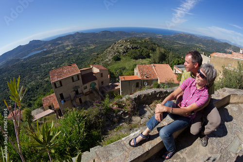 Paar entspannt auf einer Mauer in Spelocanto auf Korsika © lettas
