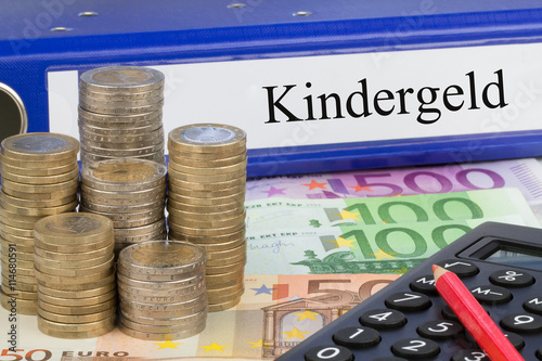 Kindergeld - Ordner mit Geld photo