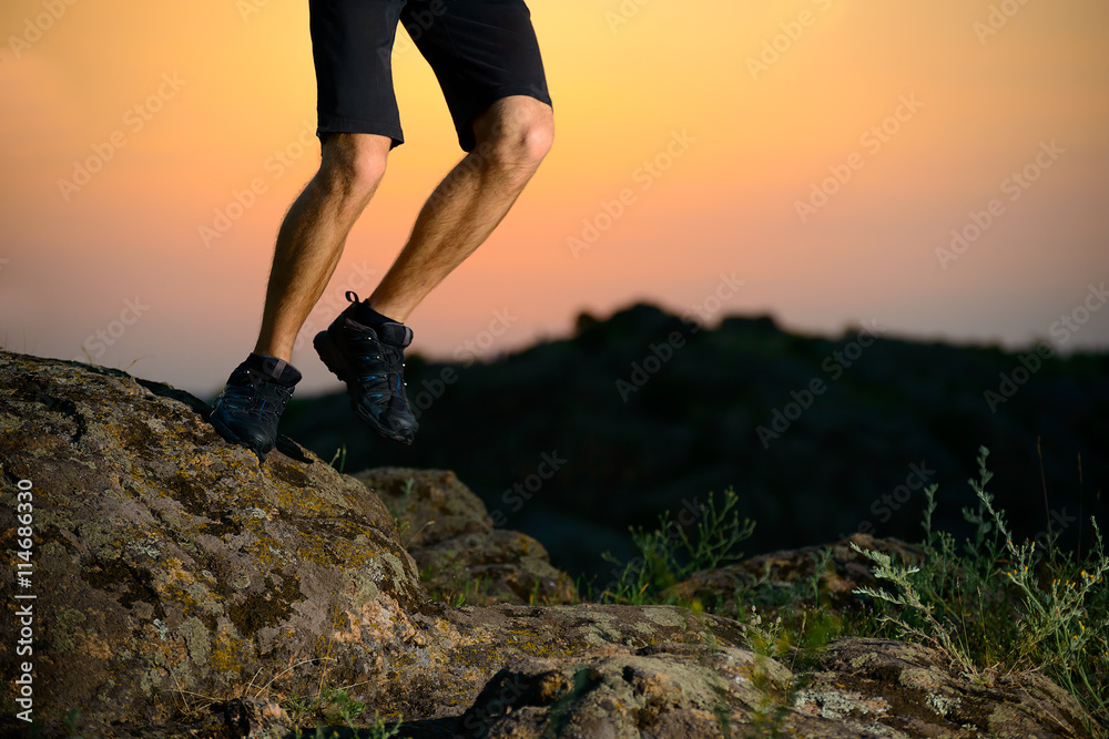 Fototapeta Zbliżenie na nogi sportowca na szlaku Gór Skalistych w nocy. Aktywny styl życia