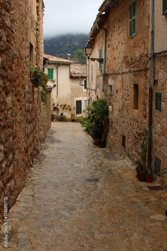 Fototapeta Naklejka Na Ścianę i Meble -  Strasse in Valldemossa auf Mallorca