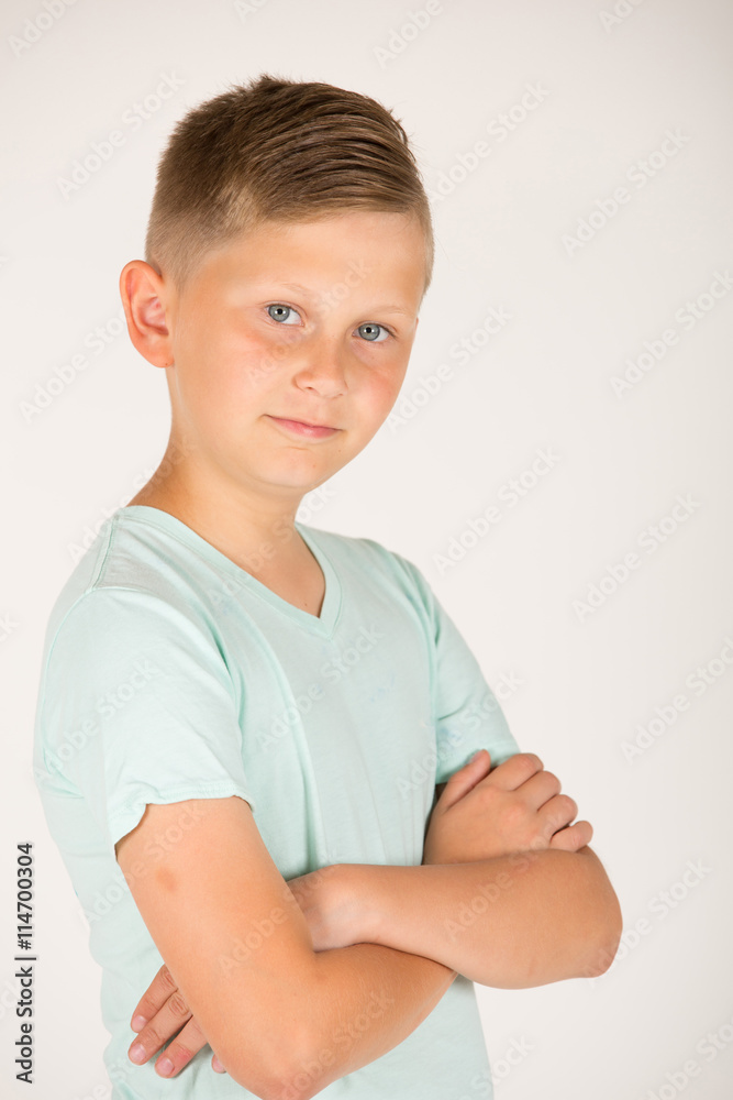 Junger Mann mit verschränkten Armen / Selbstbewusst Junger Mann mit verschränkten Armen / Selbstbewusst