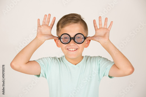 Junger Mann hat Spa   und zeigt Grimasse mit Brille