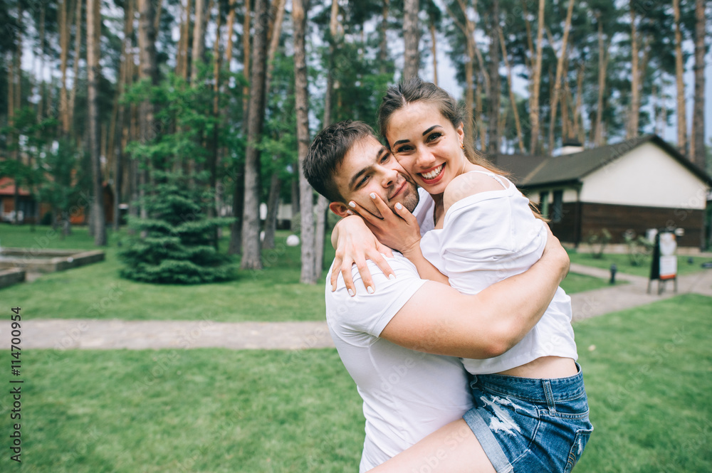 Naklejka premium young couple in love having fun and enjoying the beautiful natur