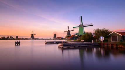 Stickers Amsterdam Schemering boven molens van Zaanse Schans  © tsomchat