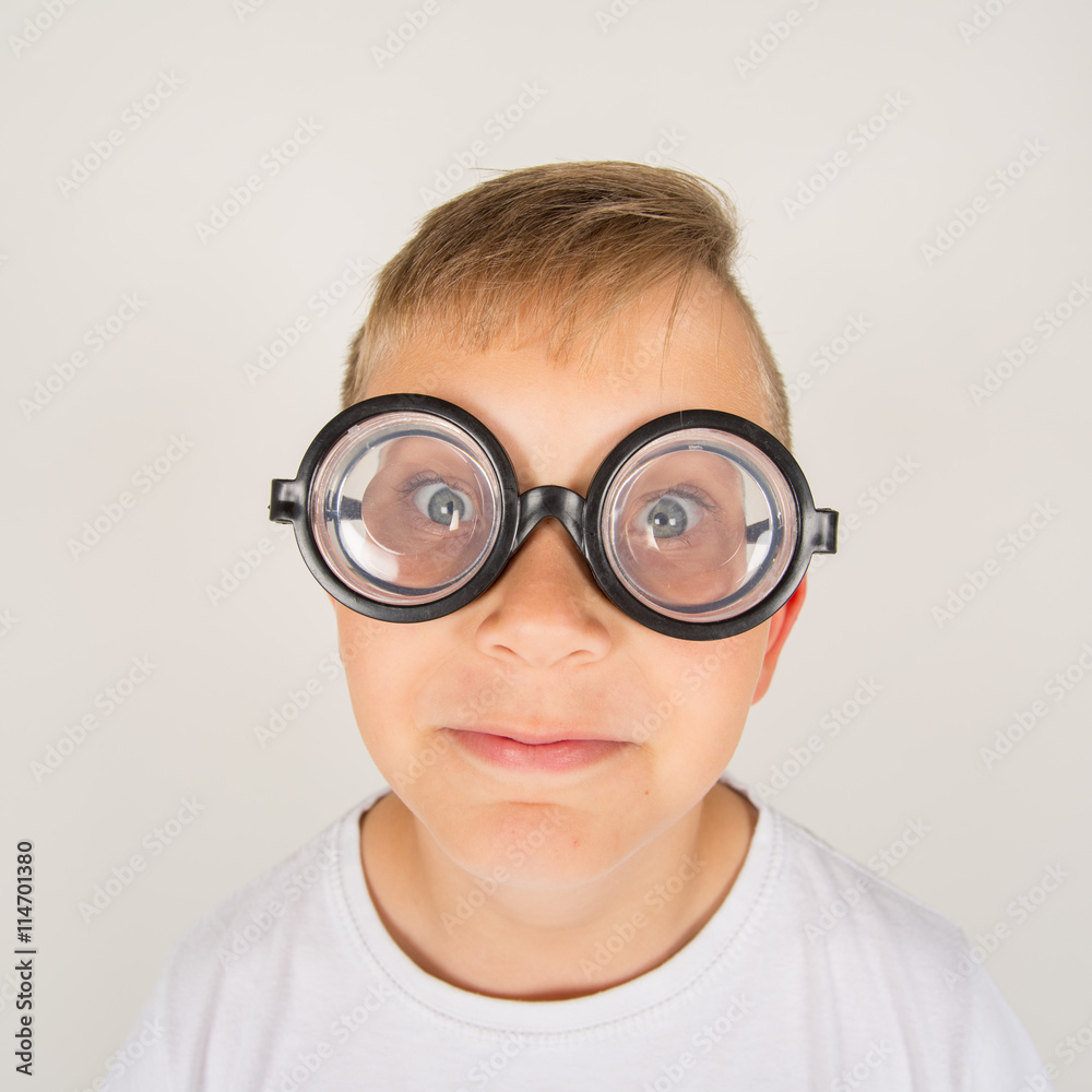 Kleines Kind / Junger Mann hat Spaß mit Brille / Grimasse / Coolness