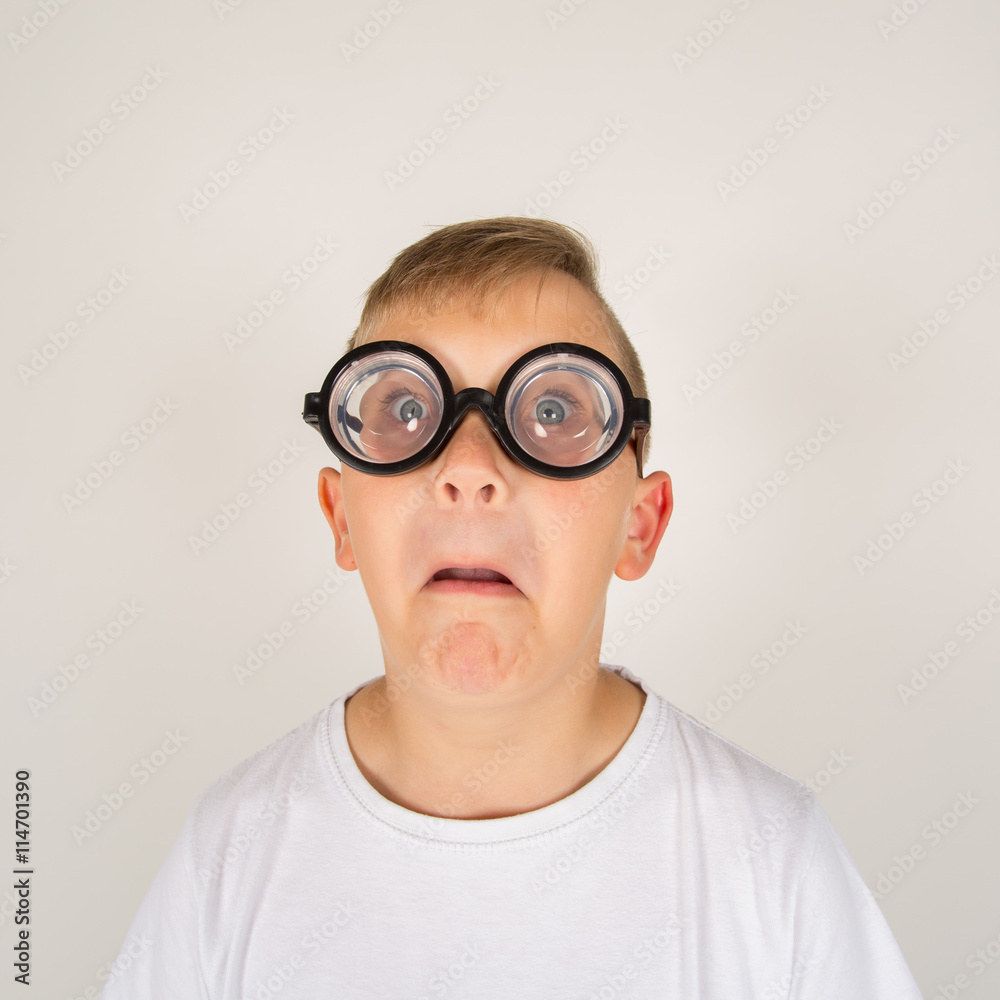 Kleines Kind / Junger Mann hat Spaß mit Brille / Grimasse / Coolness Kleines Kind / Junger Mann hat Spaß mit Brille / Grimasse / Coolness