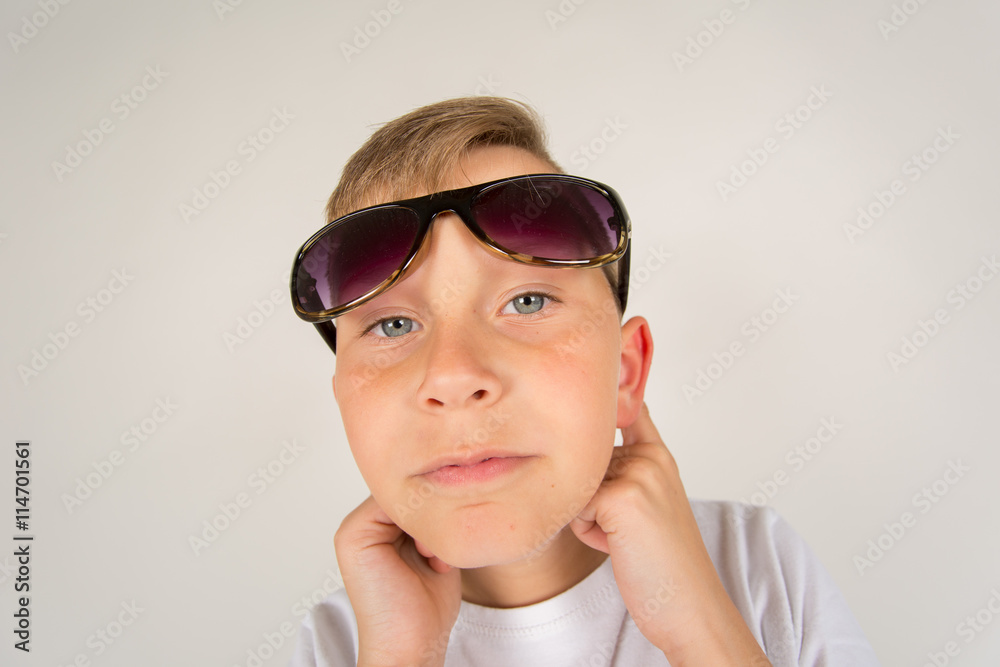 Kleines Kind / Junger Mann hat Spaß mit Brille / Grimasse / Coolness Kleines Kind / Junger Mann hat Spaß mit Brille / Grimasse / Coolness
