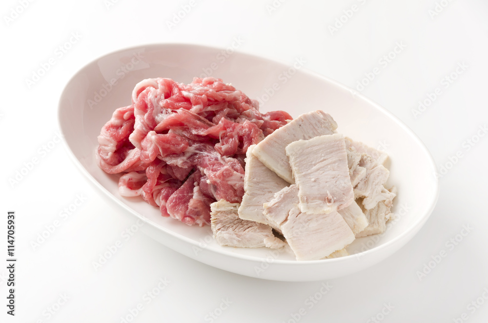 豚肩ロース細切れ肉と茹でた三枚肉