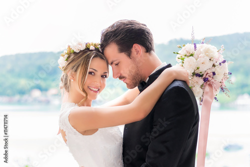 Glückliches Brautpaar bei der Hochzeit Fototapet