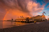 Port Gdynia o zachodzie słońca.