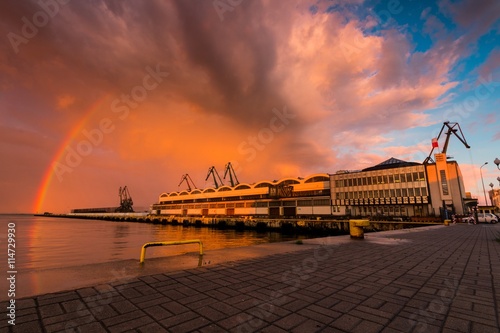 Port Gdynia o zachodzie słońca.
