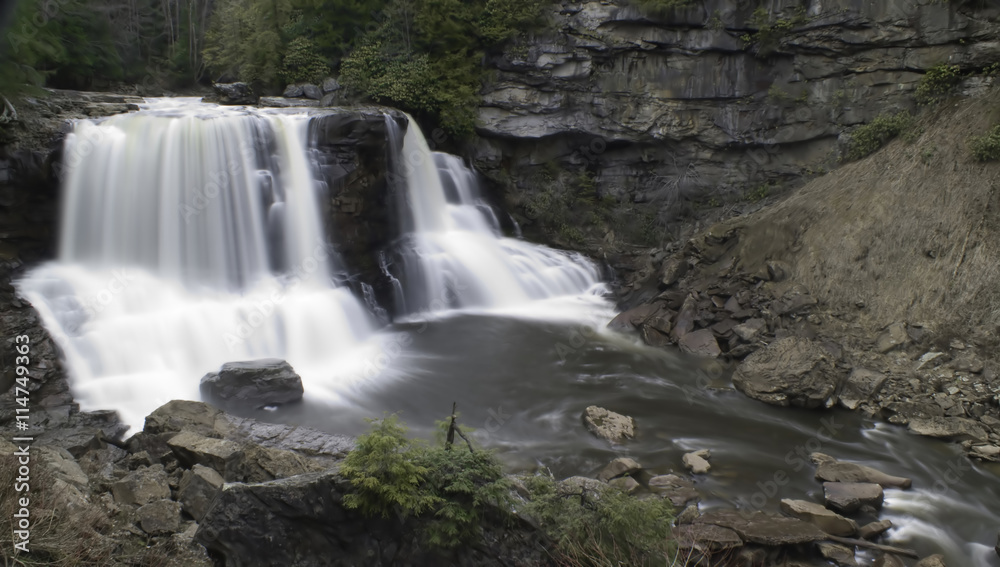 Obraz premium Time exposure of scenic Blackwater Falls in West Virginia. Motion blur for water streaks