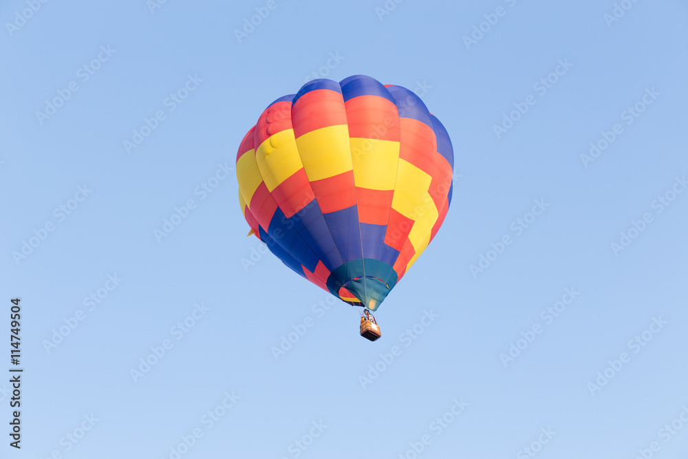 Naklejka premium Colorful hot air balloon on blue sky