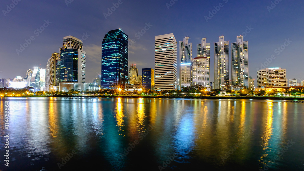 Obraz premium Bangkok city downtown at night with reflection of skyline