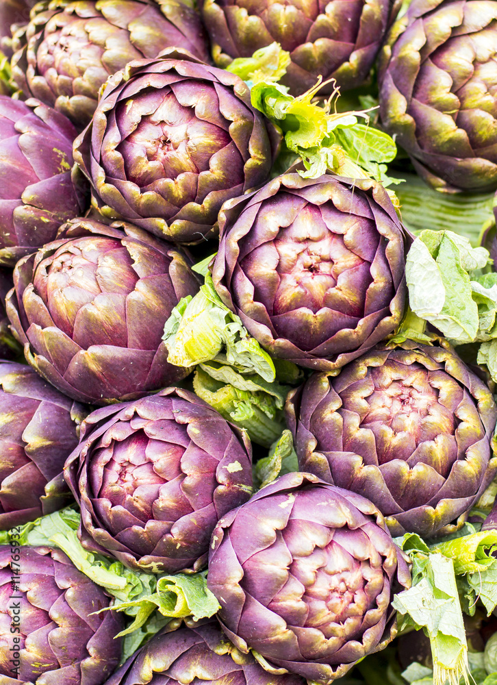 Obraz premium artichokes in bouquet at the local market