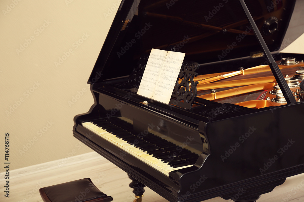 Fototapeta premium Beautiful black piano in the light room