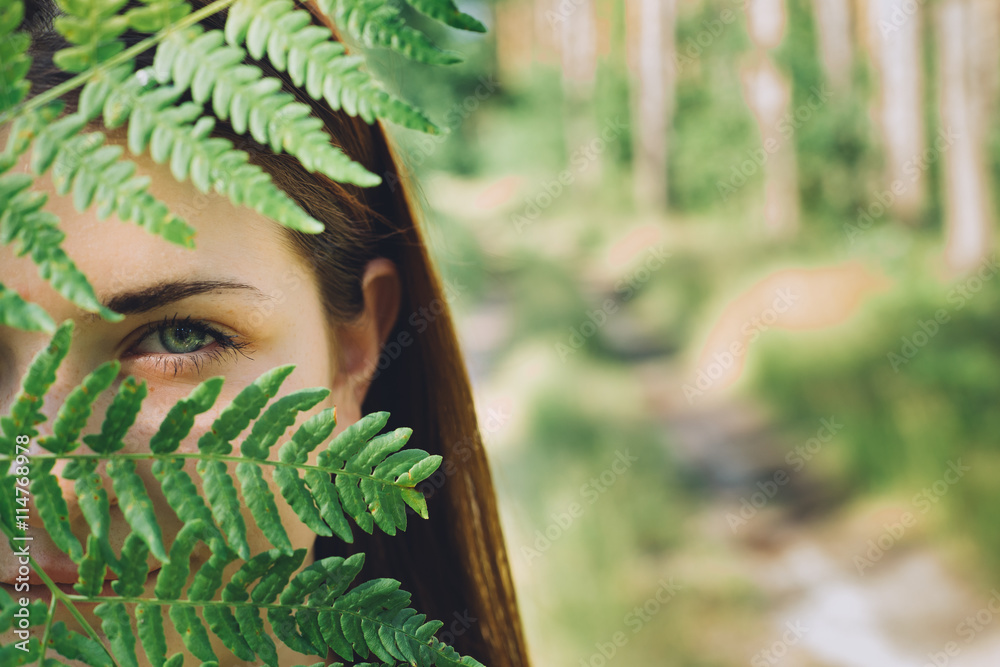 Naklejka premium Portret Młodego Szczęśliwego Piękna Czerwonej Włosy Dziewczyny Kobiety Trzyma Fer