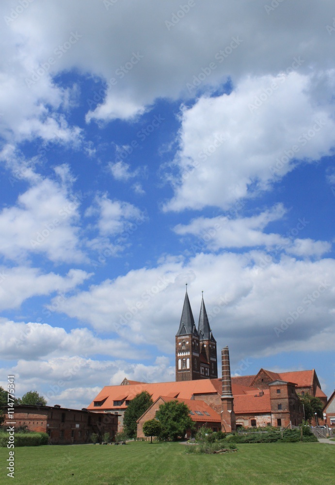 Fototapeta premium Kloster Jerichow / Blick von Süden auf den Klosterkomplex in Jerichow