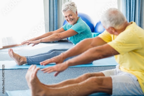 Fotografie Seniors stretching legs