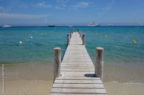 Ponton sur la plage de Pampelonne