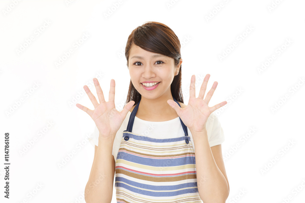 エプロンを着た笑顔の女性 エプロンを着た笑顔の女性