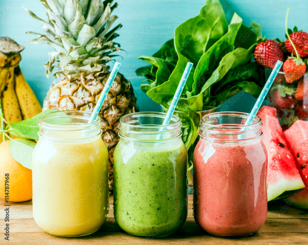 Foto de Freshly blended fruit smoothies of various colors and tastes do