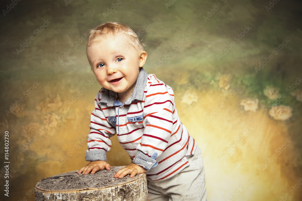 Naklejka premium kleines Baby steht