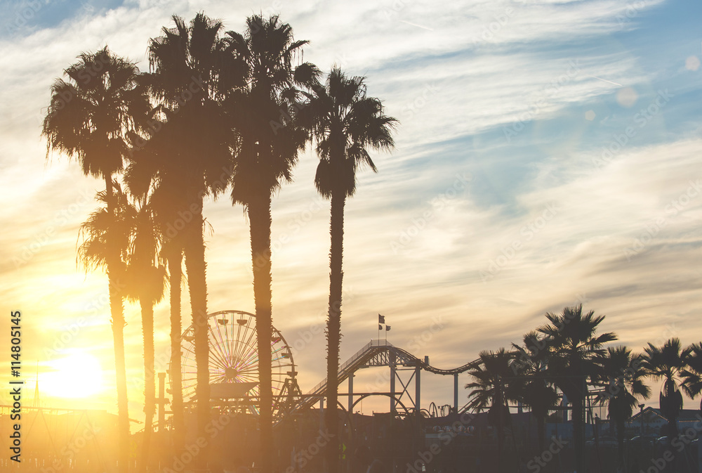 Obraz premium Santa Monica molo z palmowymi sylwetkami